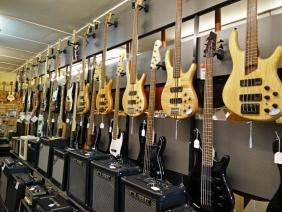muziek-ebbeling-utrecht-gitaar-assortiment-basgitaren.jpg